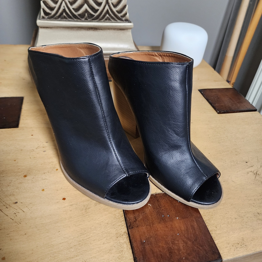 Qupid Black Peep-Toe Mules